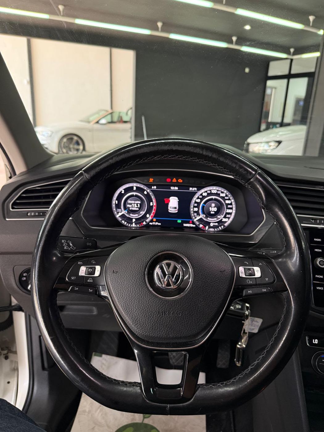 VW Tiguan R-Line photo 2