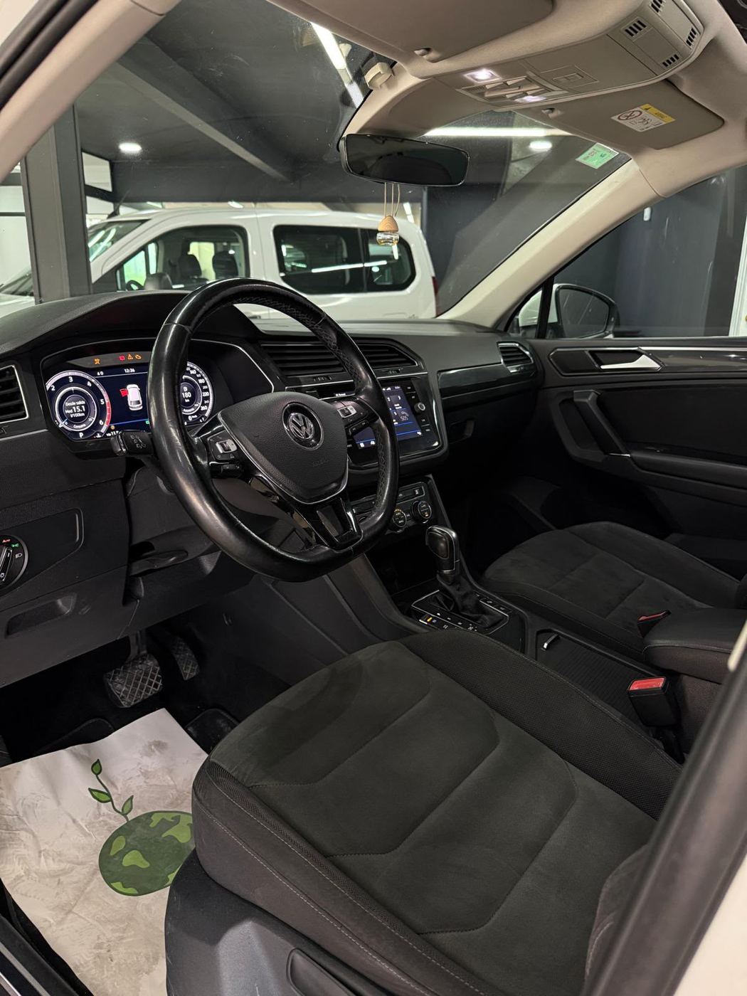 VW Tiguan R-Line photo 3