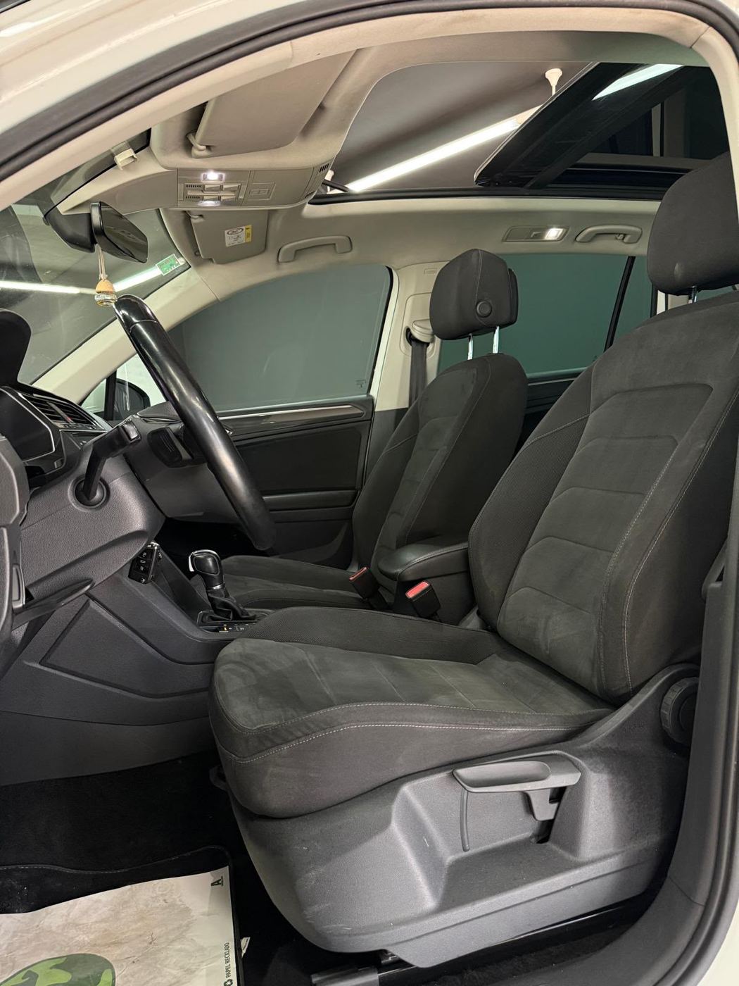 VW Tiguan R-Line photo 4