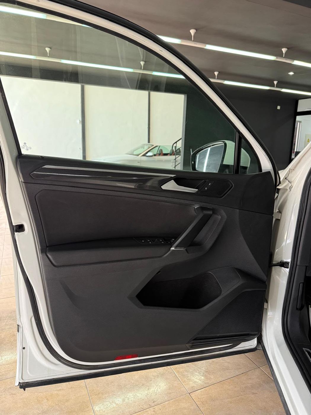 VW Tiguan R-Line photo 5