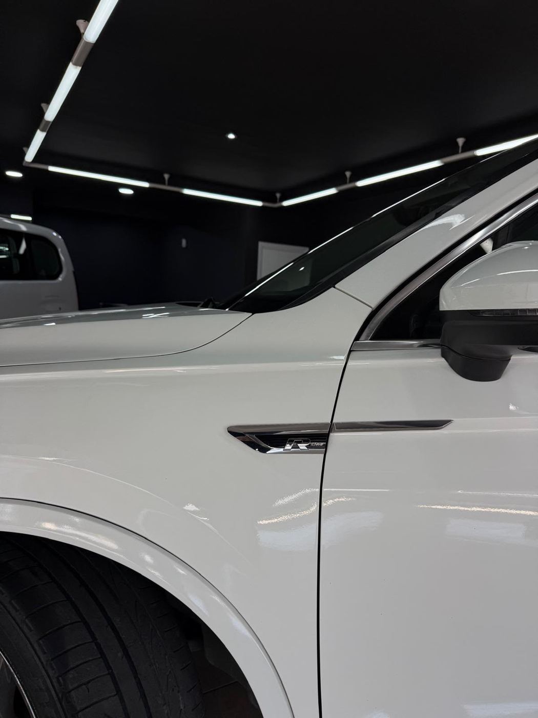 VW Tiguan R-Line photo 6