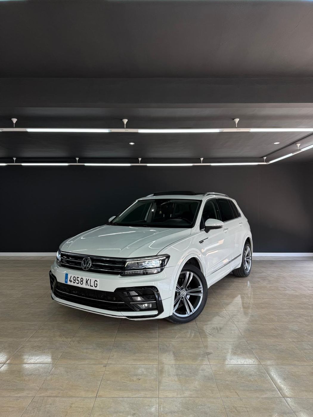 VW Tiguan R-Line photo 7