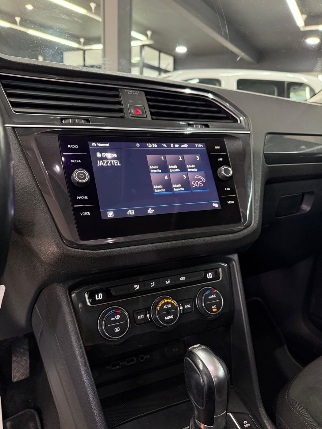 VW Tiguan R-Line photo 8