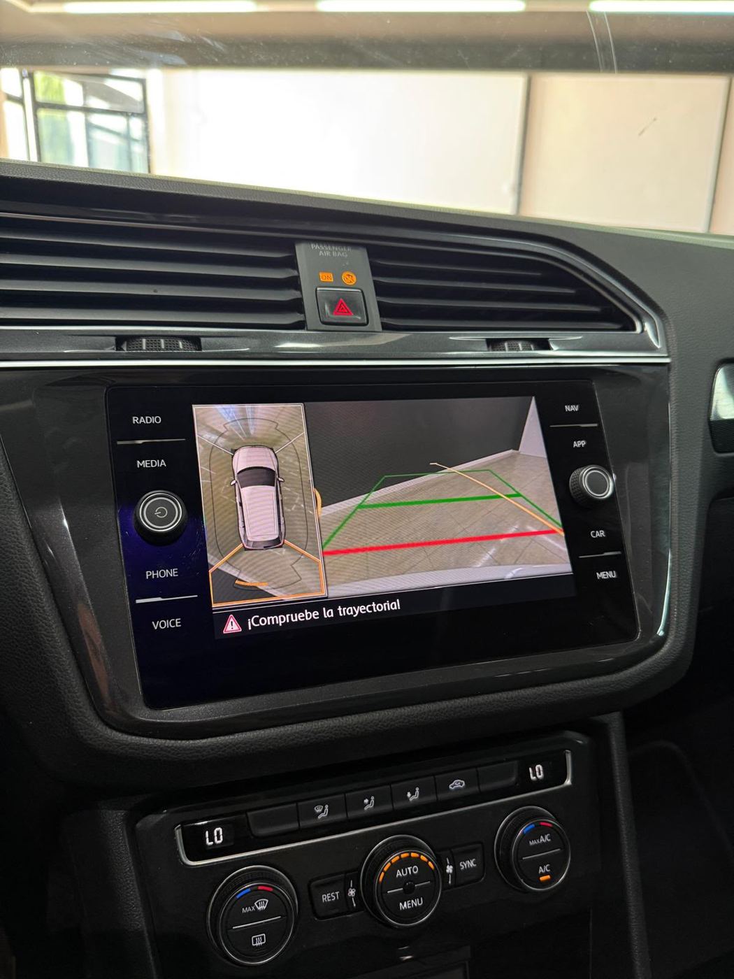 VW Tiguan R-Line photo 9