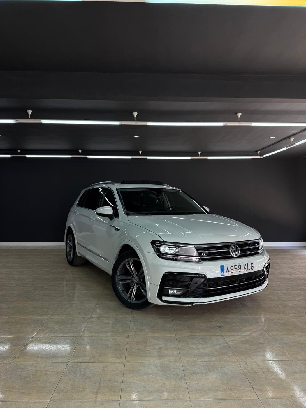 VW Tiguan R-Line photo 10