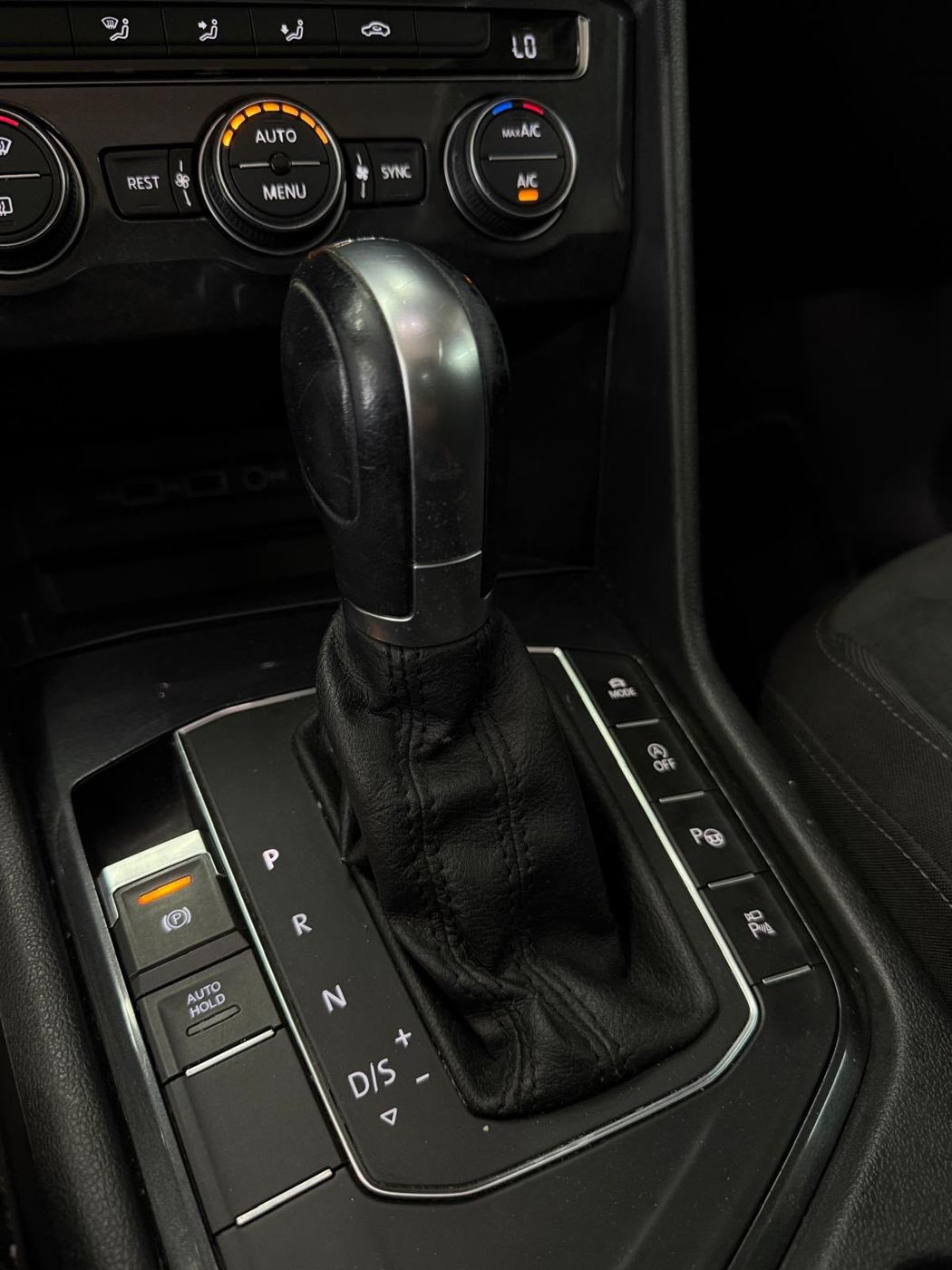 VW Tiguan R-Line photo 12