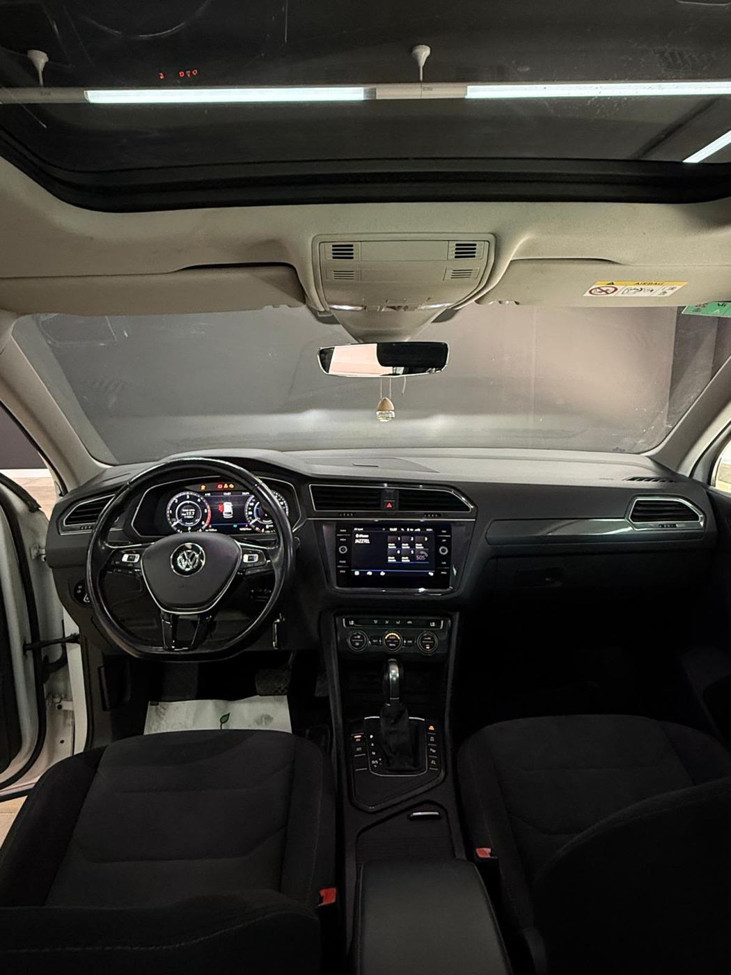 VW Tiguan R-Line photo 14